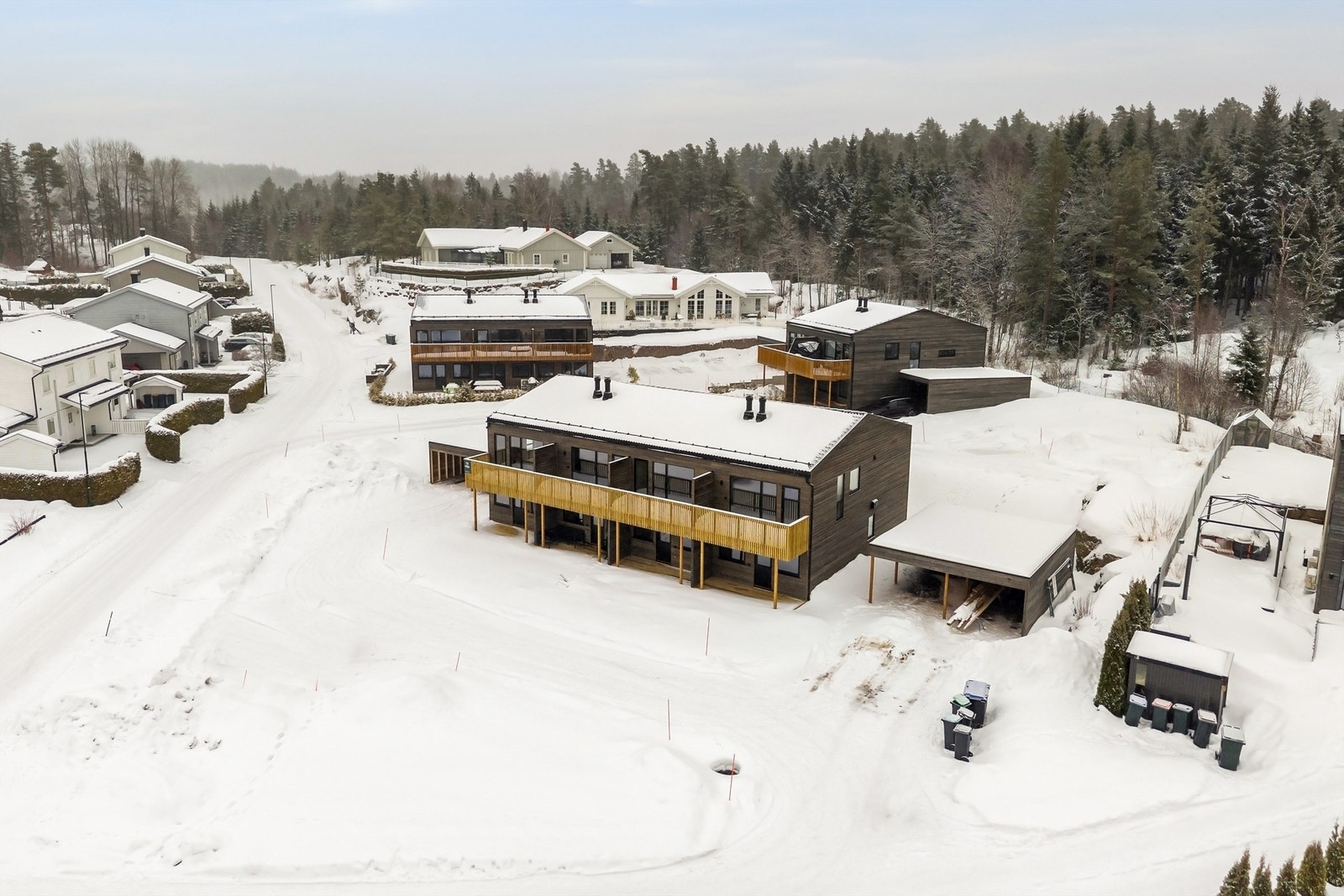 Området har gode solforhold, slik at uteplassen kan nytes fra morgen til kveld på fine dager. Galleribilde