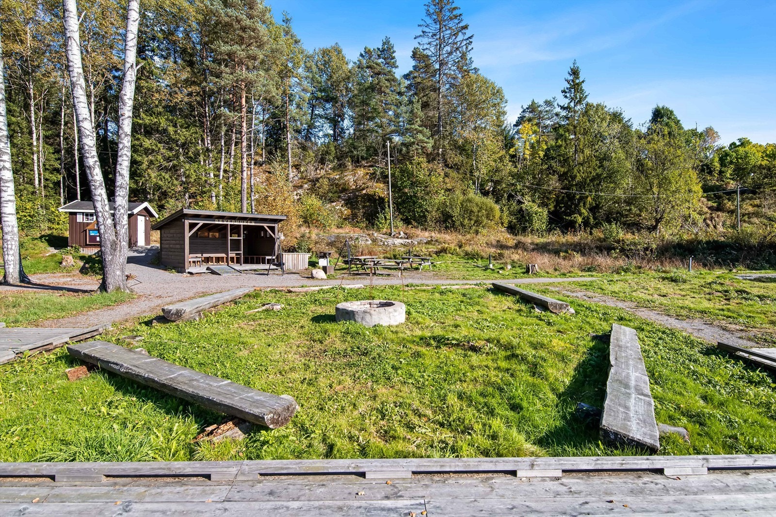 Beverhuken - her kan du ta med familien og bruke bålpanner og gapahuk. Galleribilde