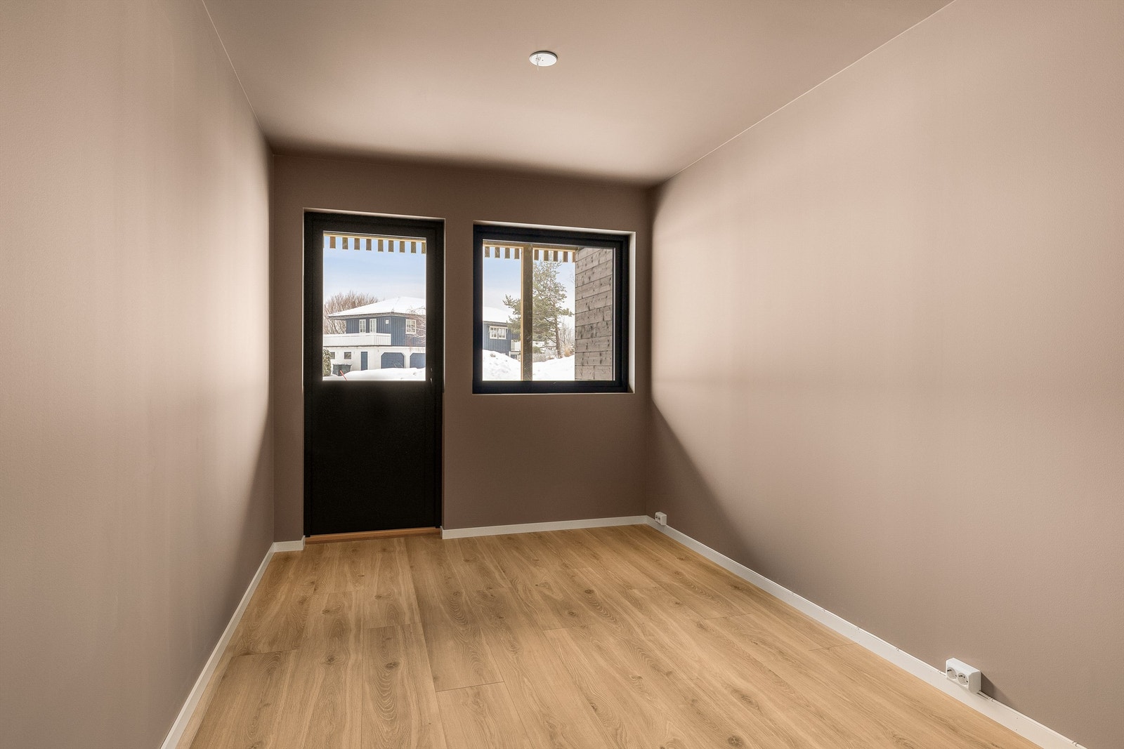 Soverom 1 med utgang til uteplass Galleribilde