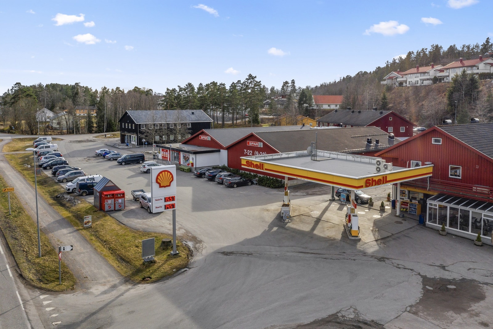 I sentrum har du dagligvare, bensinstasjon, matservering og frisør. Galleribilde