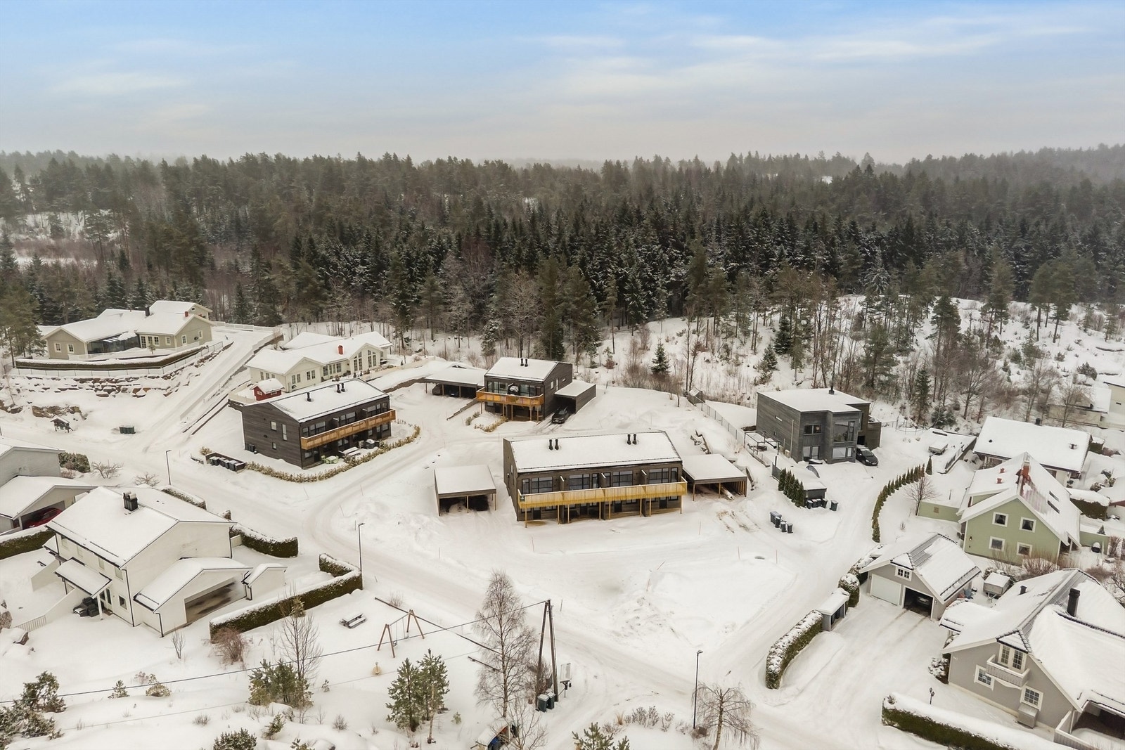 Boligen ligger øverst i Rismyrfeltet med kort vei til skole og barnehage. Bak boligen har du utallige turstier i marka. Galleribilde