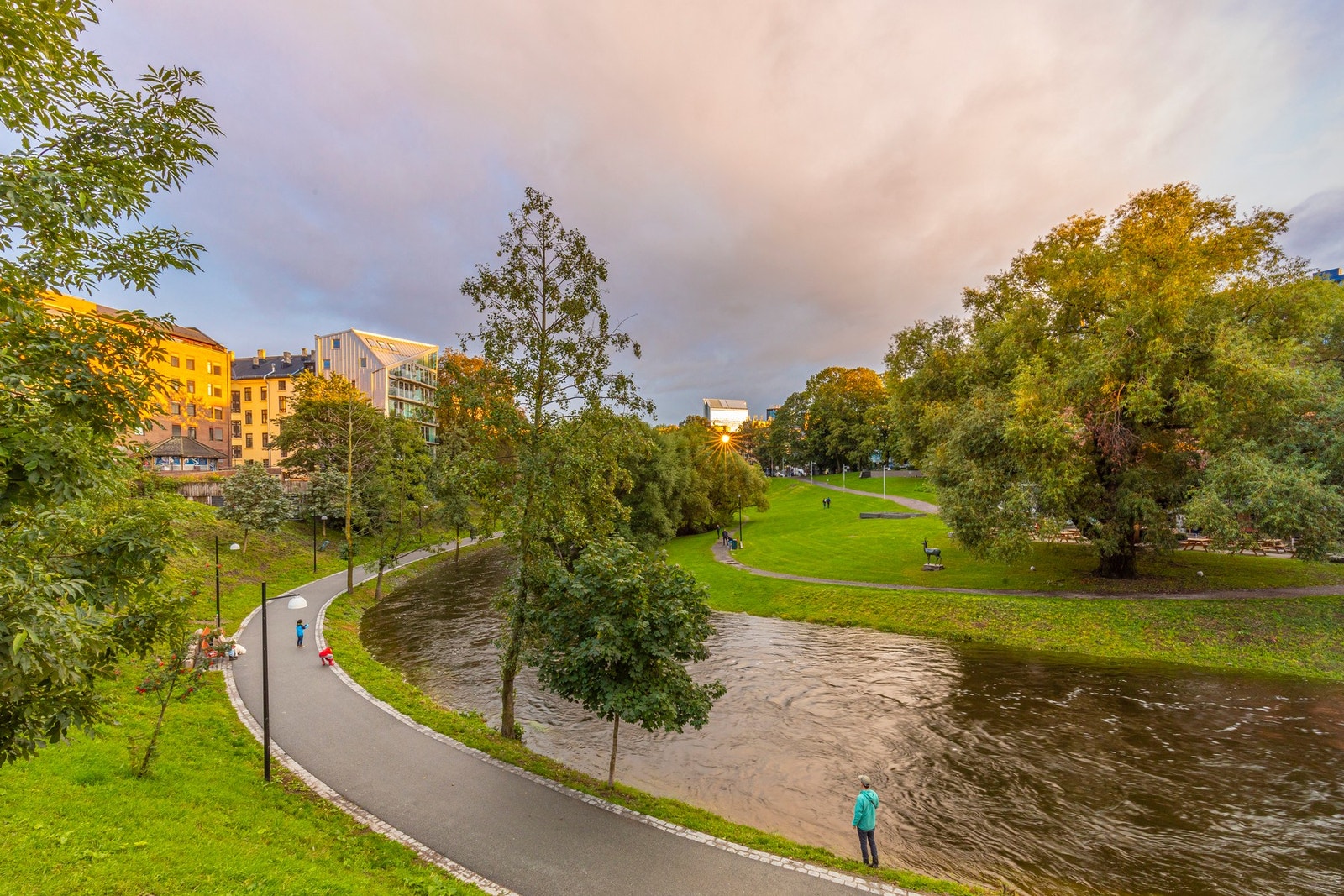 Like ved ligger Akerselva, med fine turstier som tar deg helt opp til Maridalen og ned til Operaen i Bjørvika. Galleribilde