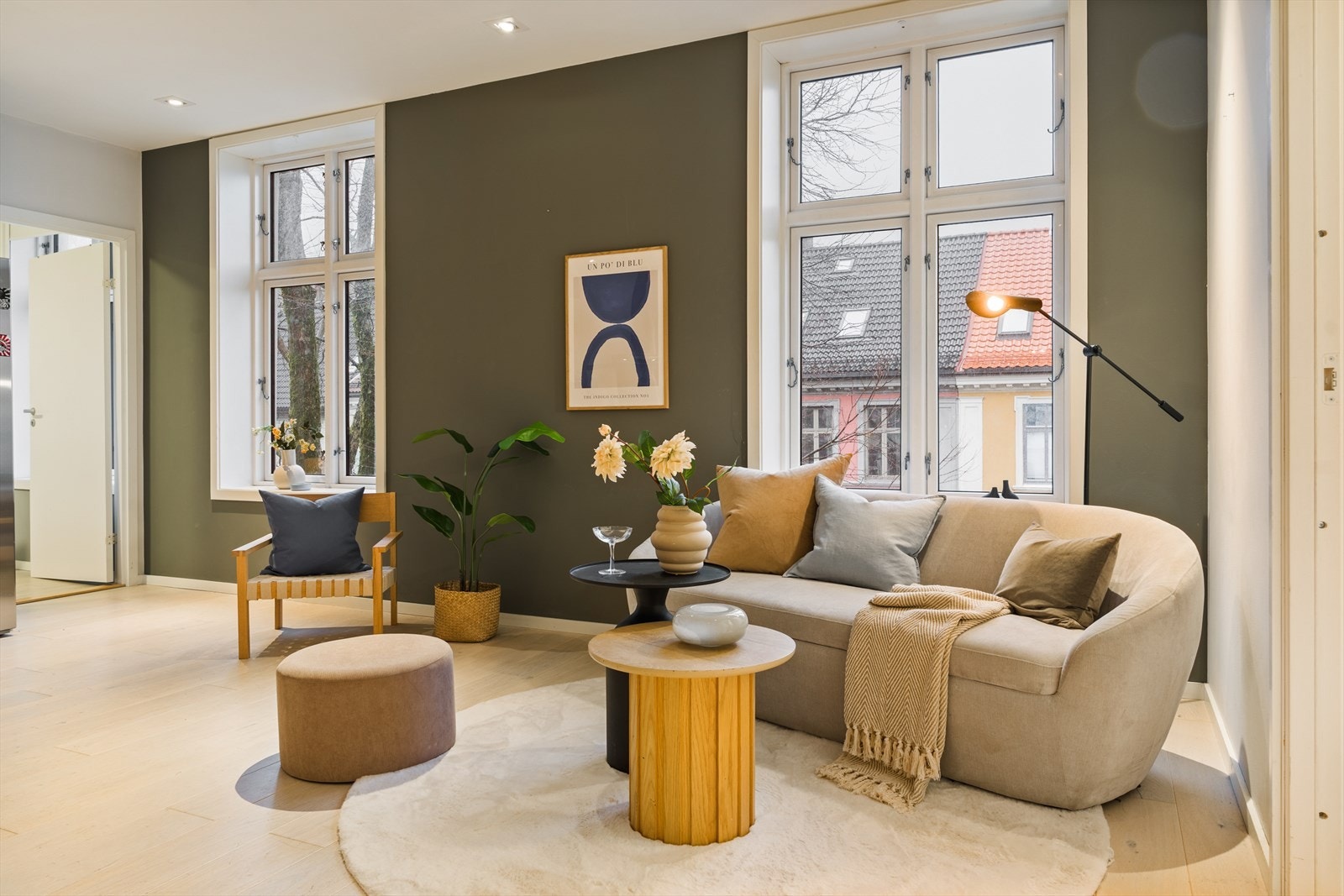 Store vindusflater slipper inn rikelig med lys og bidrar til en lys og trivelig stue gjennom hele dagen. Galleribilde