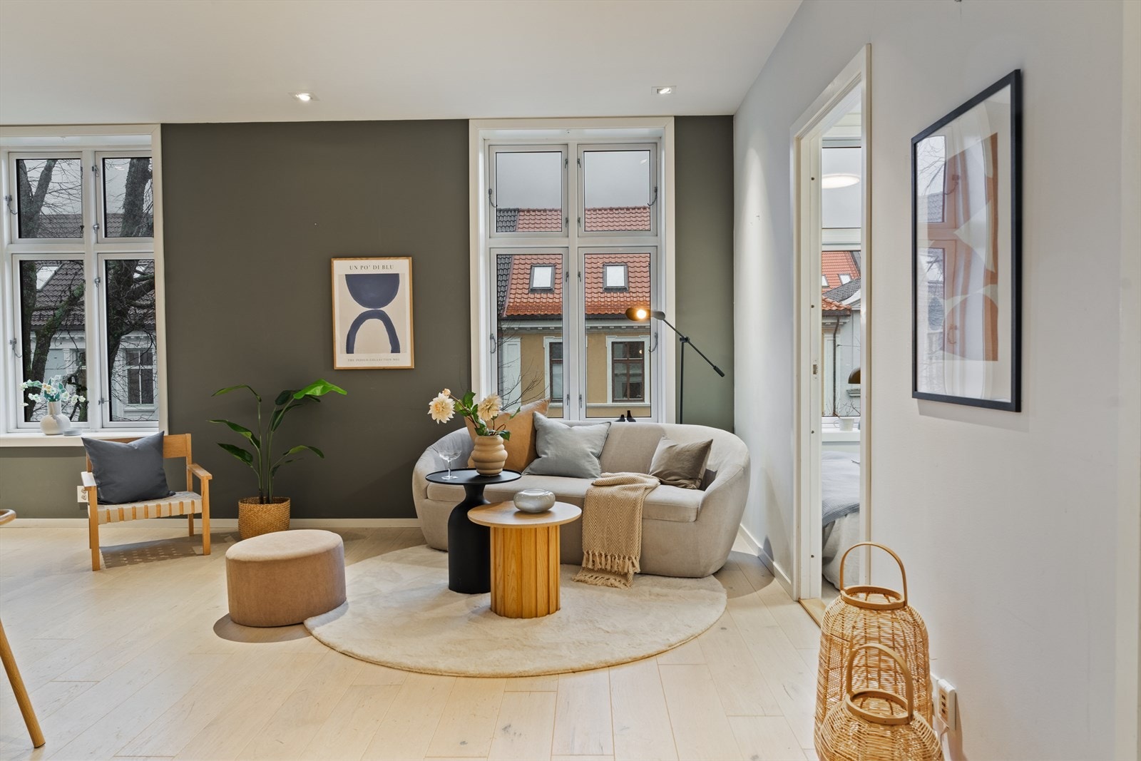 God takhøyde, dype vinduskarmer og store vindusflater. Galleribilde