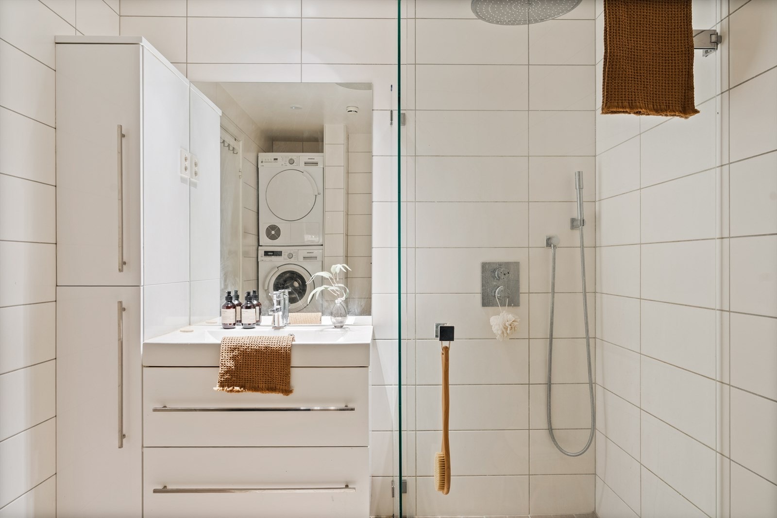 Helfliset og lyst bad med varmekabler i gulvet, renovert i 2012. Galleribilde