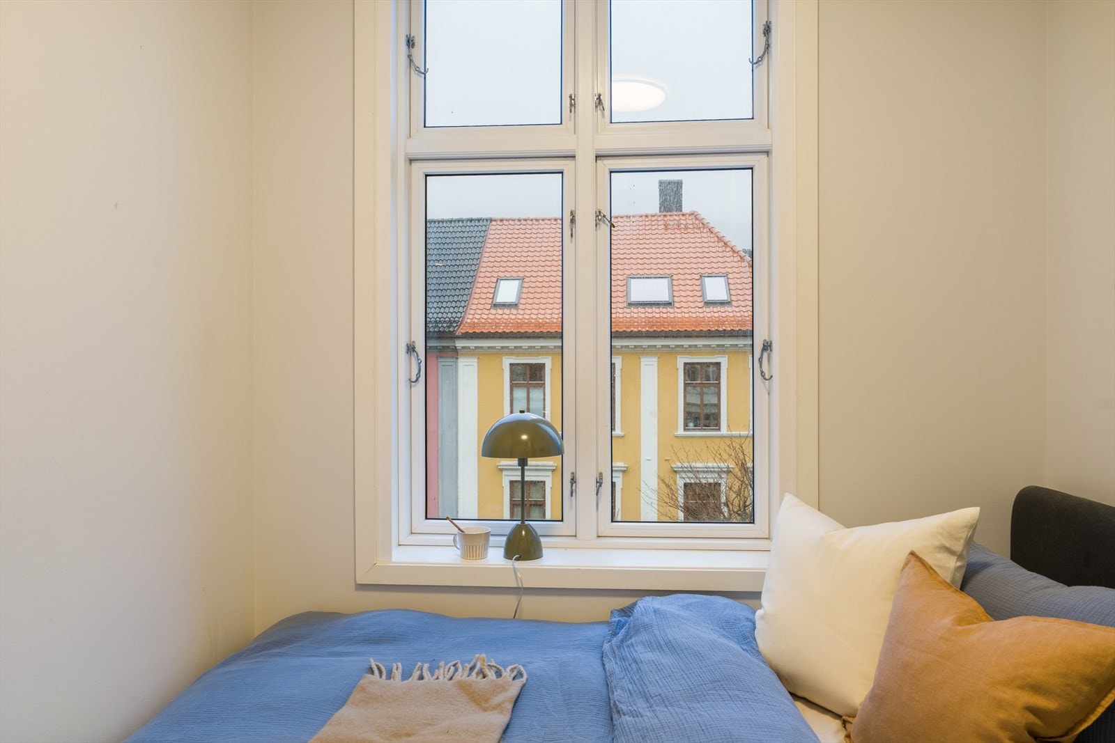 Store og dype vindusflater med utsikt mot gaten. Galleribilde