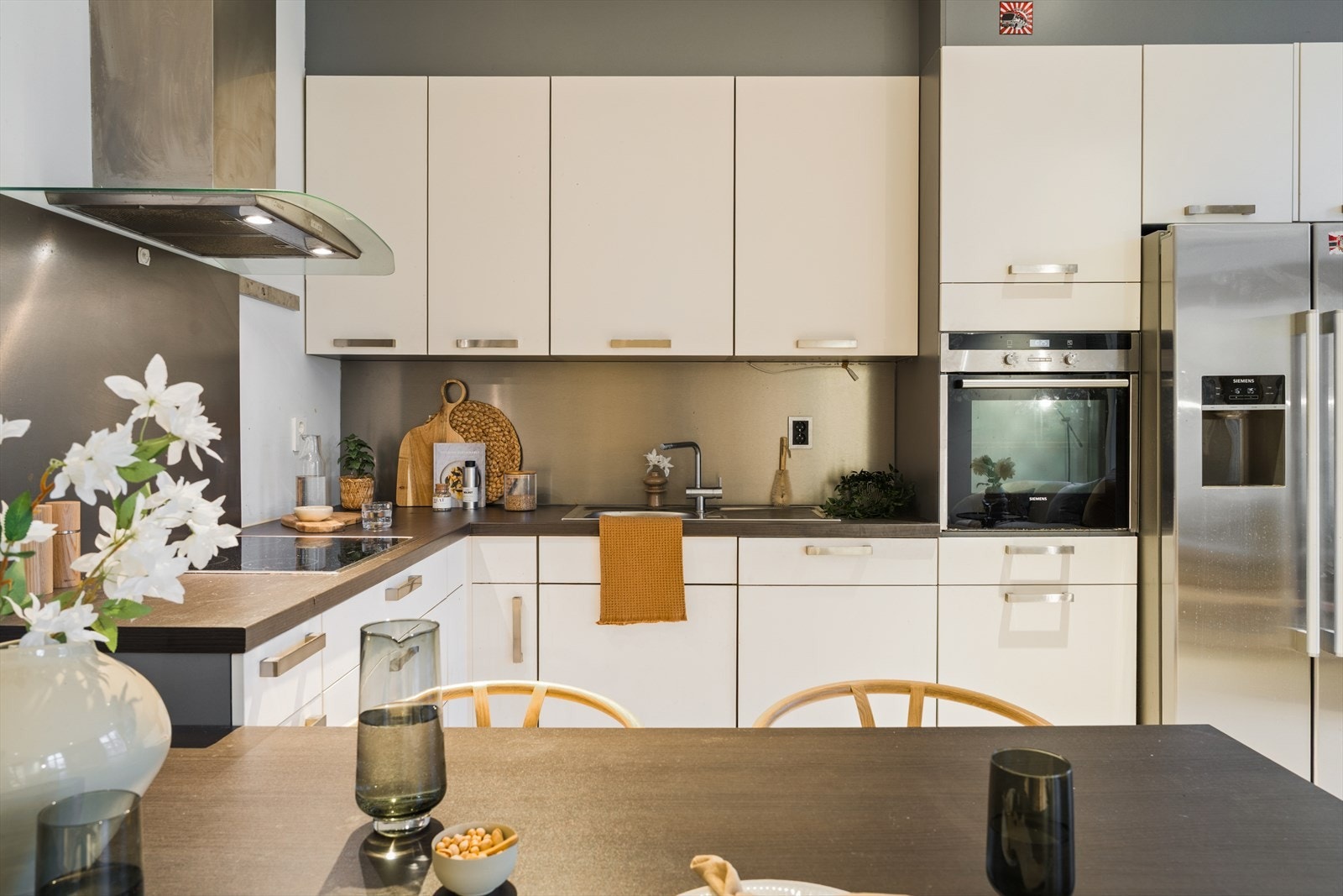 Hyggelig åpen kjøkken- og stueløsning Galleribilde