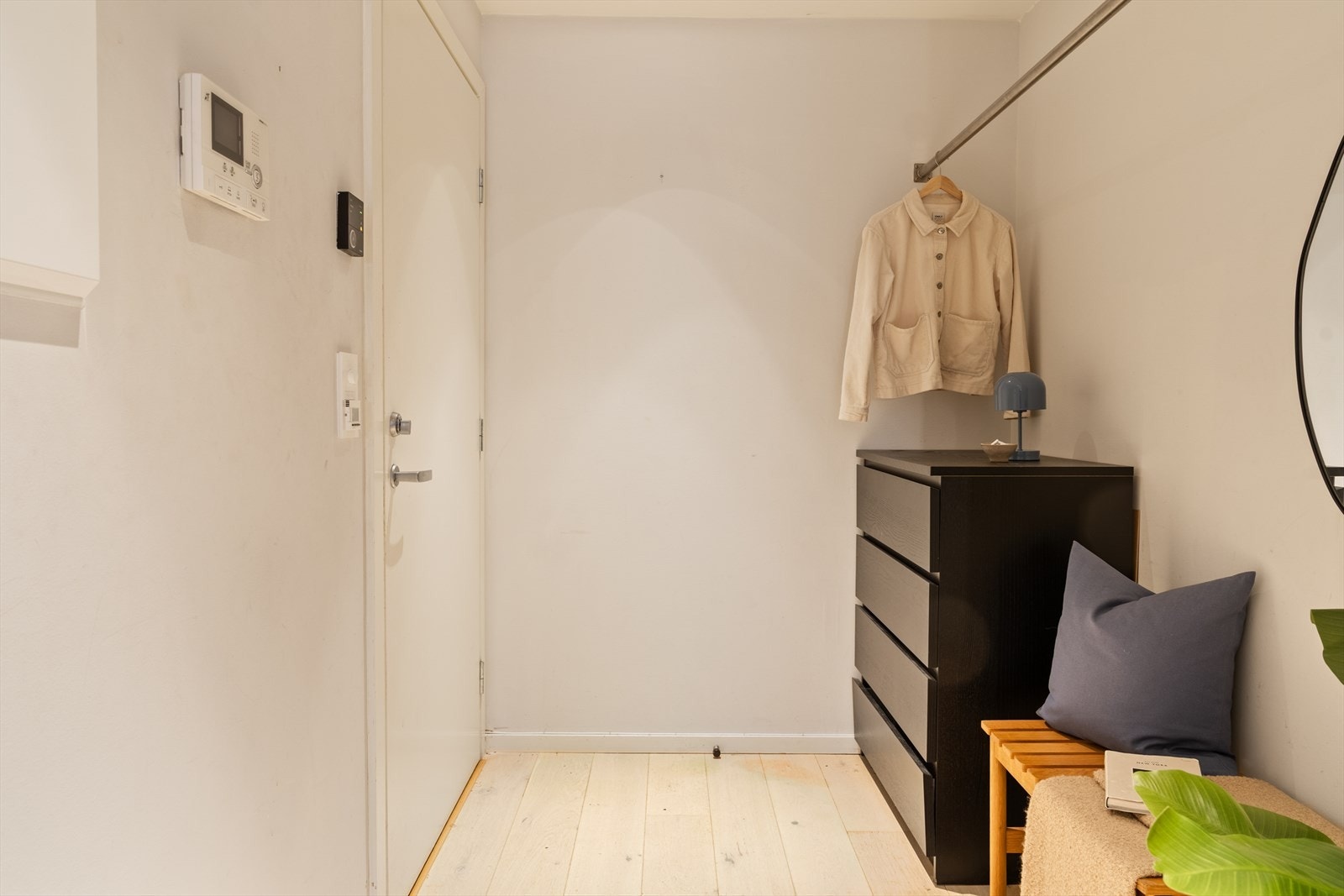 Velkommen inn! En lys og innbydende gang. Galleribilde