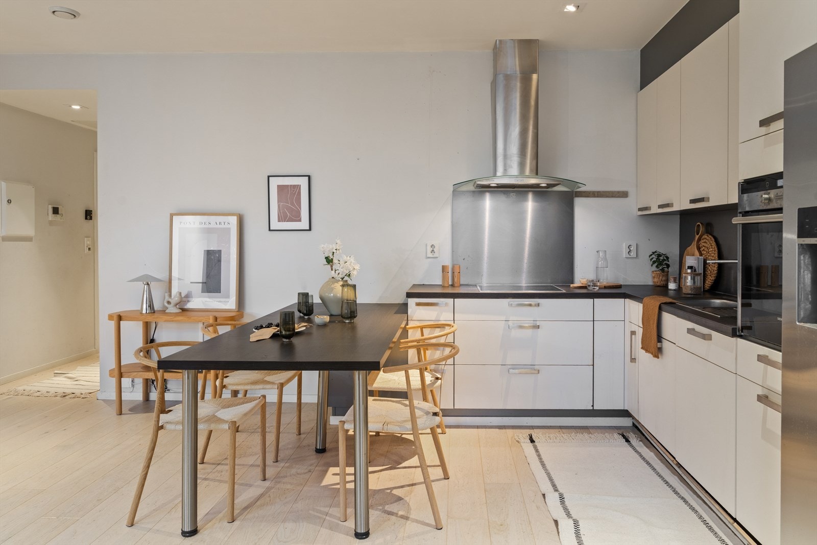 Den gode takhøyden gir rommet en luftig og behagelig følelse. Galleribilde