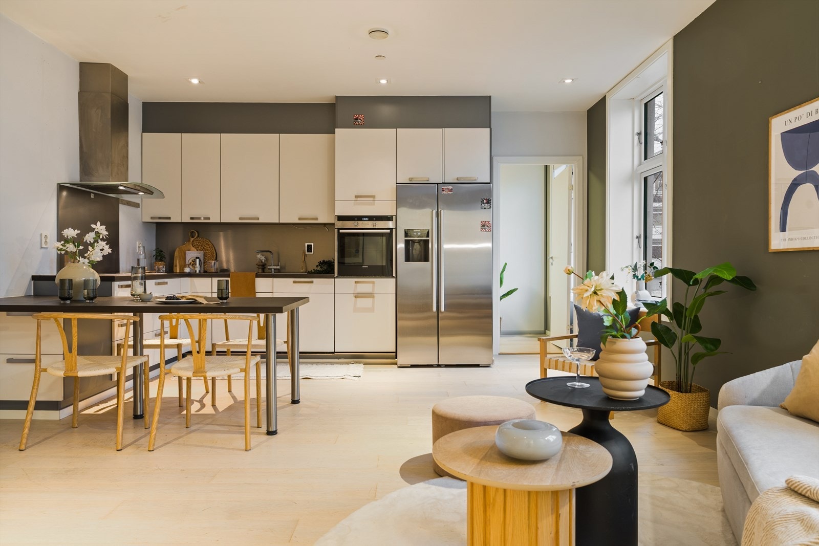 Romslig kjøkken med god plass til både matlaging og oppbevaring. Galleribilde