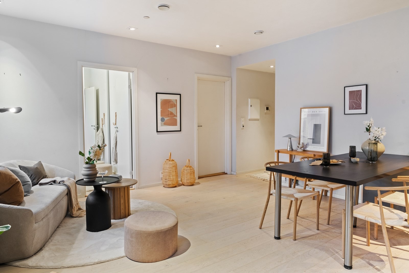 Romslig stue målt til hele 26.5m². Galleribilde