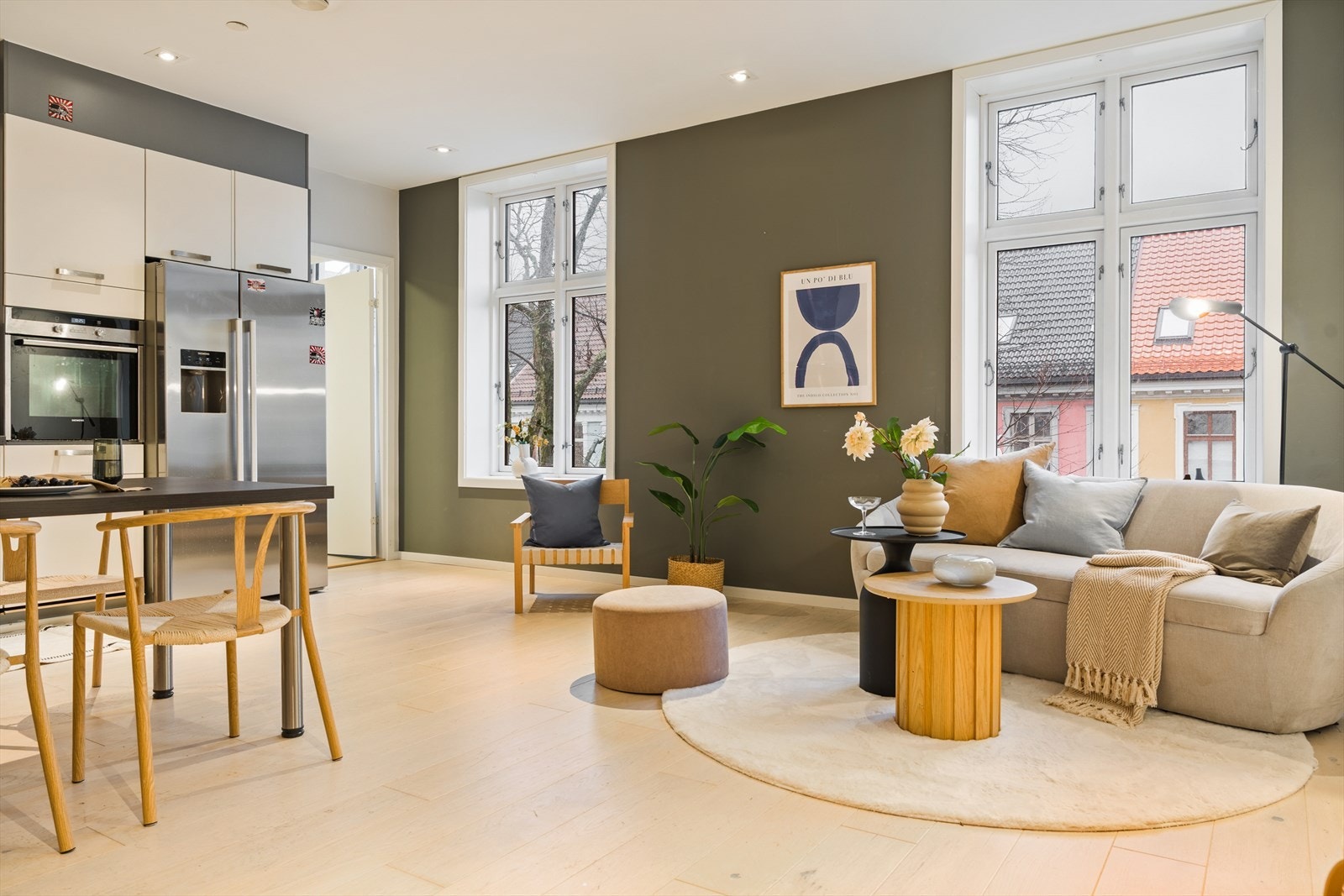 Her er det god plass til både en sofagruppe og spiseplass. Galleribilde