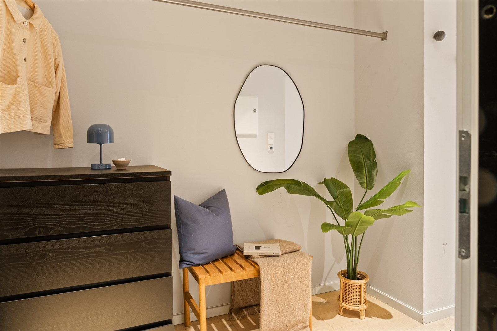 Her har du plass til å henge yttertøy og sko. Galleribilde