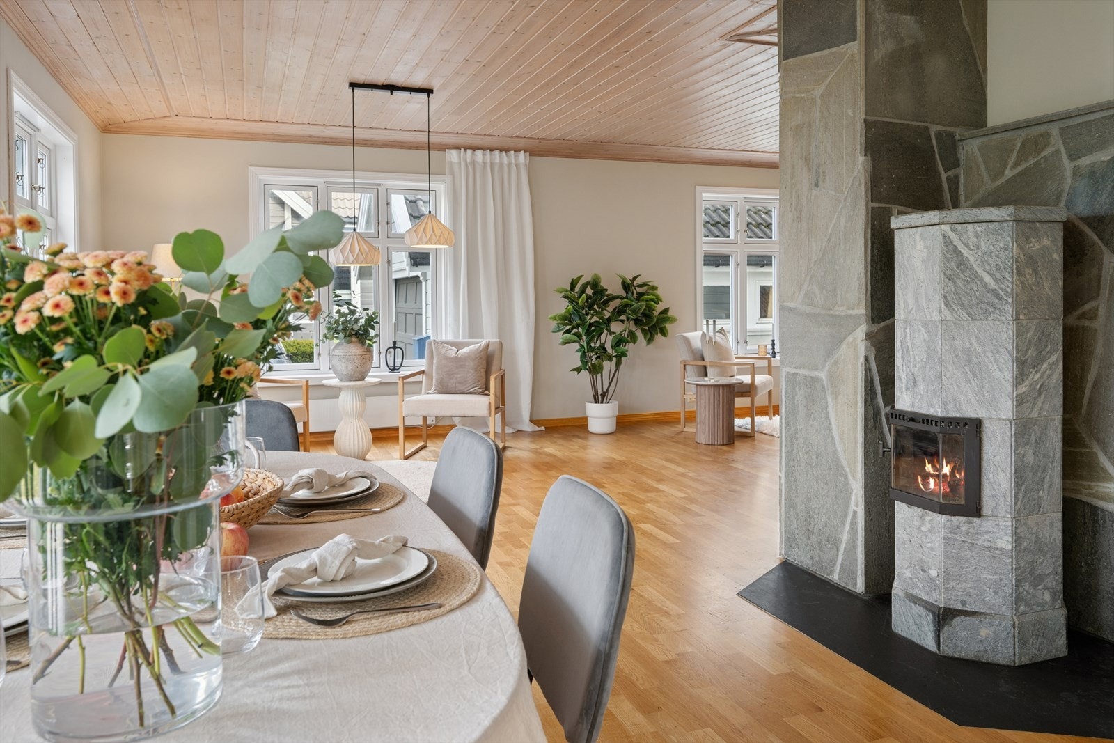 Stuen er lys og innbydende med store vindusflater som gir rikelig med naturlig lys. Stuen er også utstyrt med en flott vedovn som sørger for god varme på kalde dager. Galleribilde