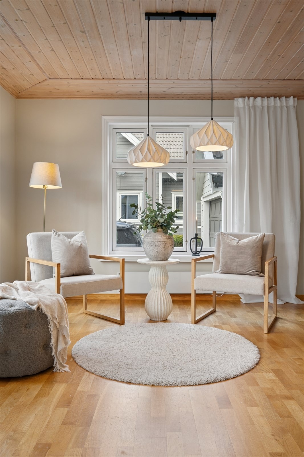 Stuen er vinkelformet, noe som gjør det enkelt å møblere i flere soner. Galleribilde