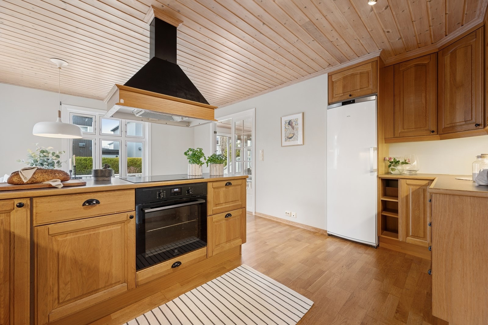 Kjøkkenet er ellers utstyrt med kjøleskap, oppvaskmaskin, stekeovn, platetopp og kjøkkenventilator med avtrekk ut. Galleribilde