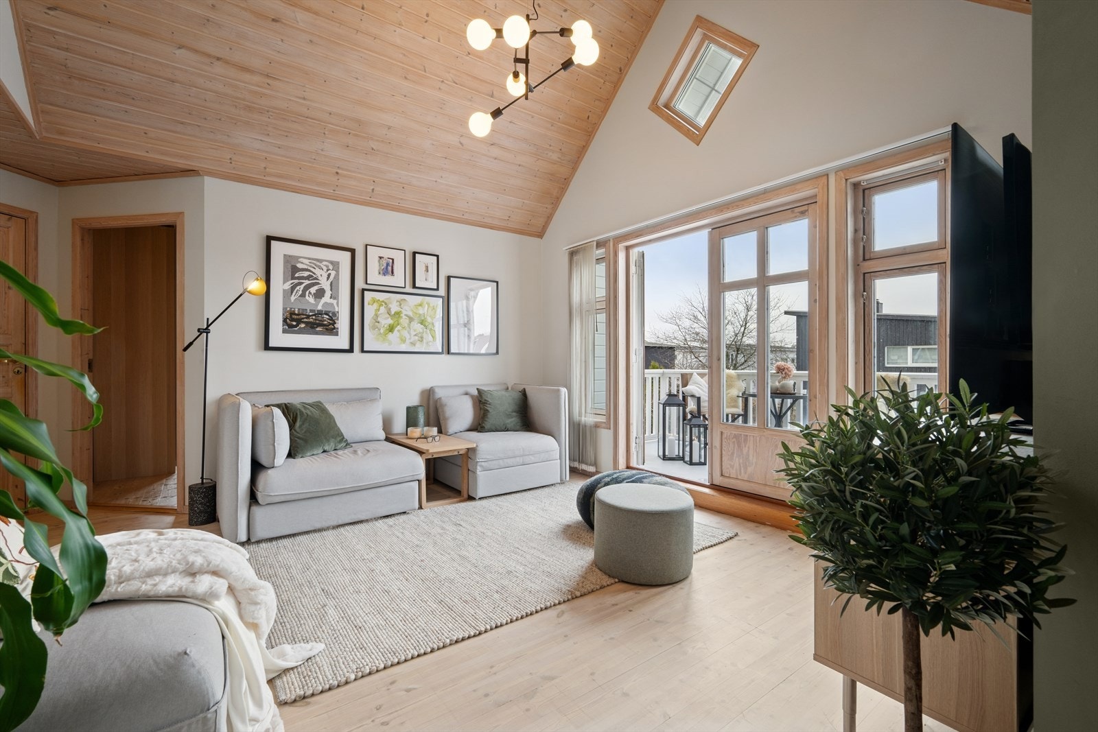 Følger man trappen opp til boligens andre etasje kommer man inn i en koselig loftstue med svært god takhøyde. Et kjekt, ekstra oppholdsrom som passer ypperlig som tv-stue, lekerom eller bare et sted hvor man kan trekke seg tilbake. Galleribilde