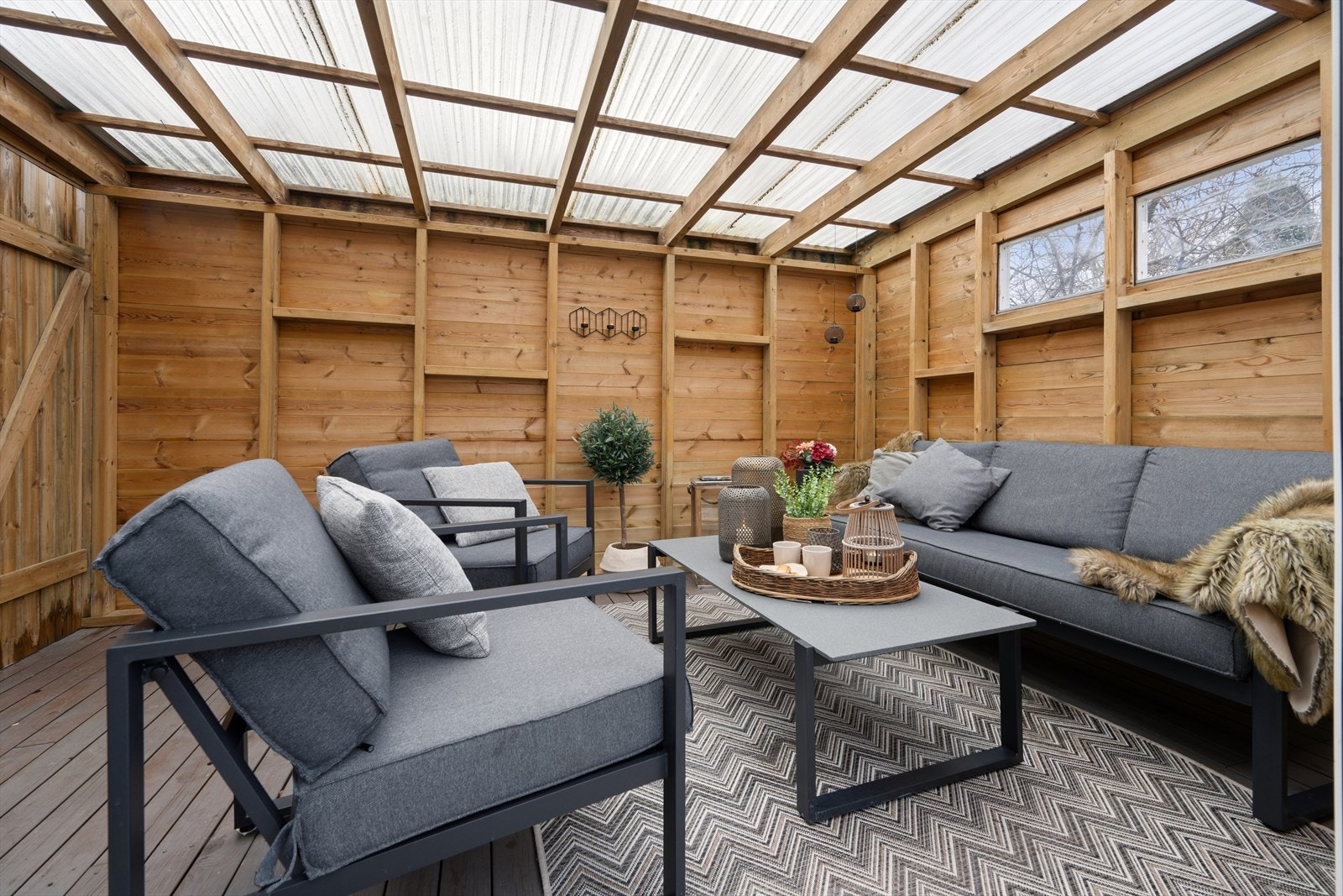 Hagestuen er et kjekt, ekstra uterom hvor man kan trekke inn på kveldstid når solen går ned. Galleribilde