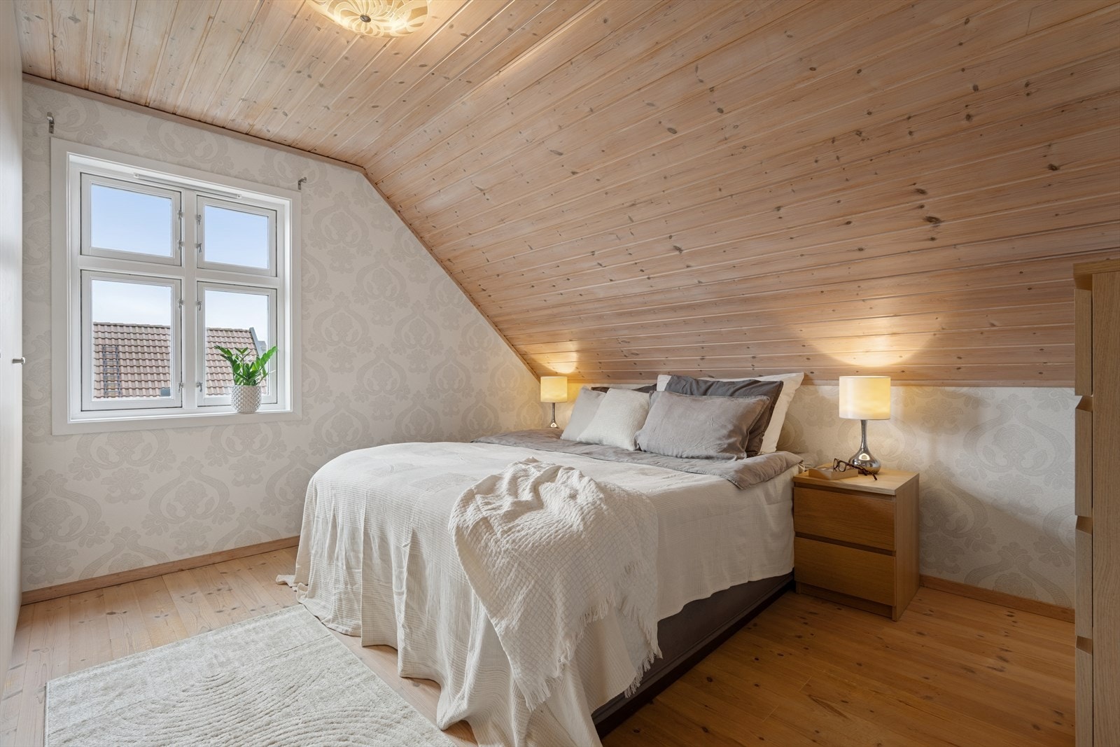 Soverom 1. Alle fire soverom i andre etasje er av god størrelse og har god plass til både dobbeltseng, garderobe og tilhørende møblement. Galleribilde