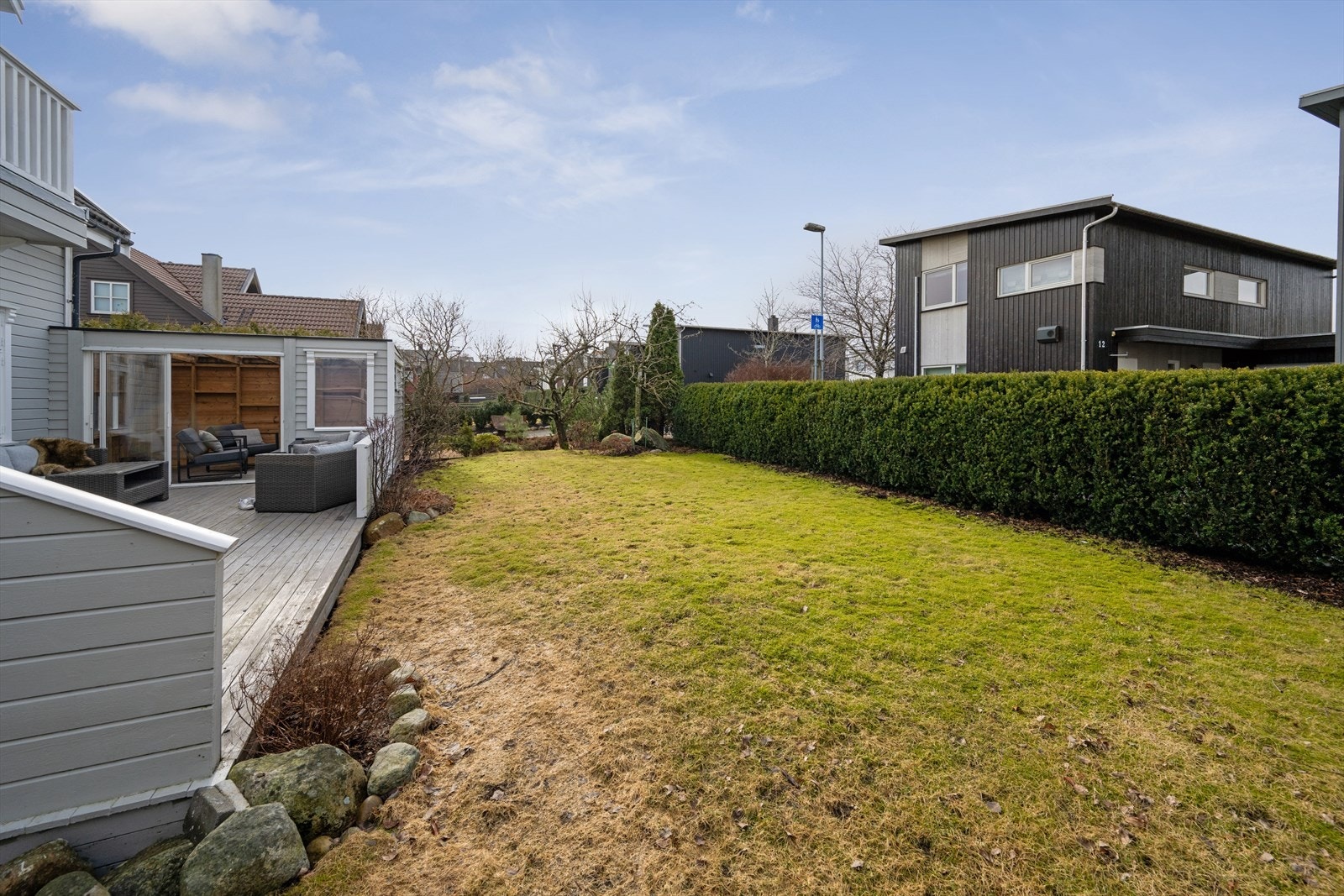 Stor og skjermet hage som er pent beplantet med ulike vekster. Her vil både store og små trives! Galleribilde