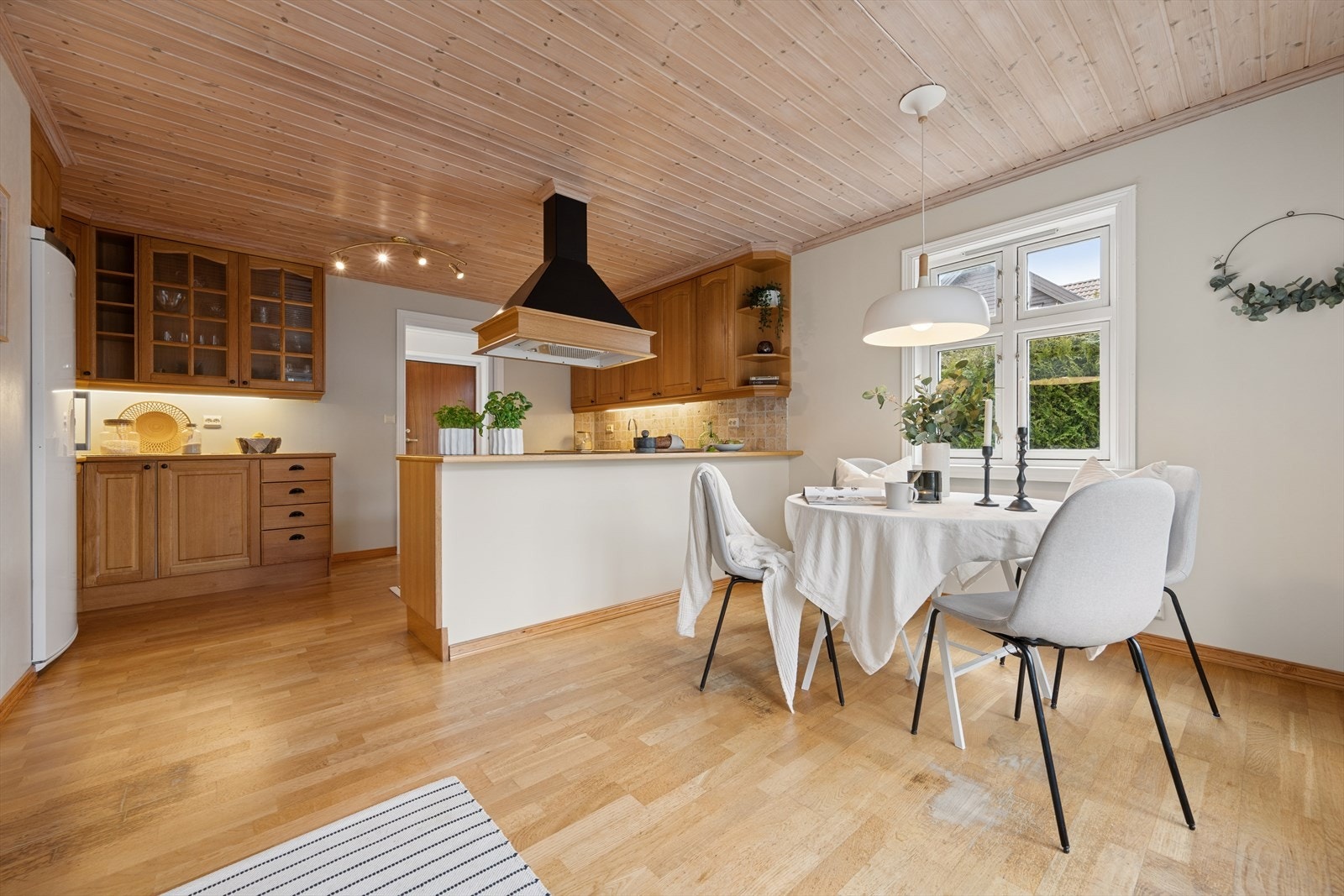 Kjøkkenrommet er stort og har god plass til spisegruppe. Skal man ha store selskap og dekke langbord er det mulig å åpne opp mellom stue og kjøkken. Galleribilde