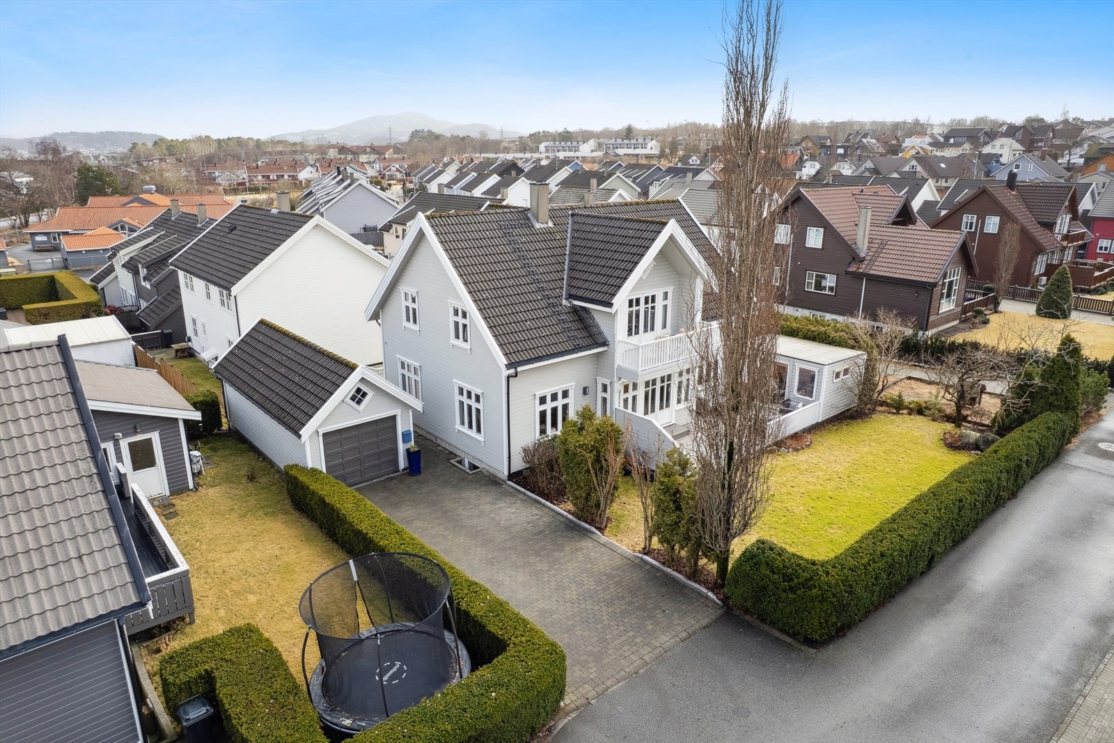 DNB Eiendom V/Meriton Gashi har gleden av å presentere Stangelandsforen 10 - En innholdsrik enebolig fra 1999 over tre plan, med etterspurt beliggenhet i et barnevennlig og etablert nabolag på Stangeland. Galleribilde