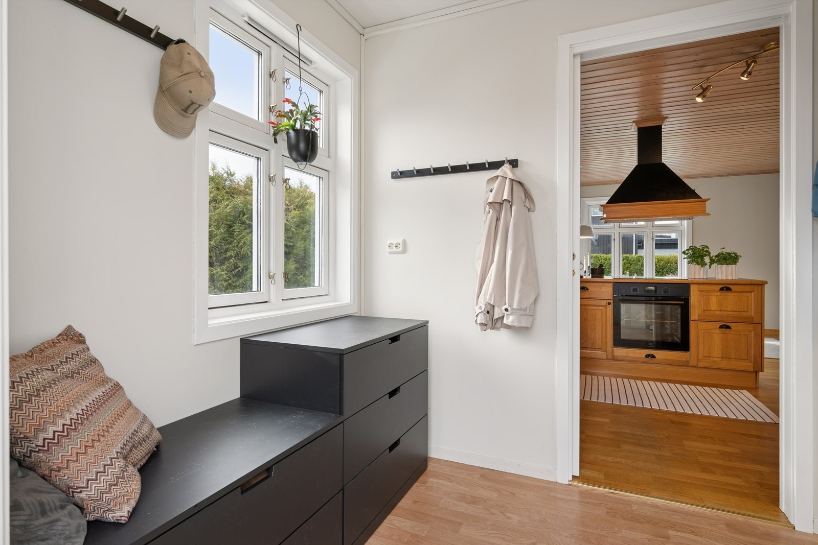 Praktisk bi-inngang hvor man har god plass til å henge fra seg yttertøy og sko. Fra bi-inngangen har man direkte tilkomst til kjøkkenet - praktisk når man kommer hjem med matvarer. Galleribilde