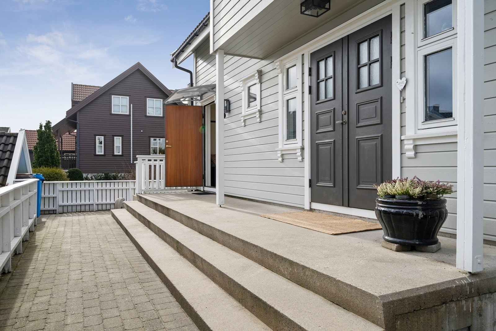 Flott inngangsparti med hovedinngang og bi-inngang, hvor man umiddelbart får et godt førsteinntrykk av boligen. Velkommen inn! Galleribilde