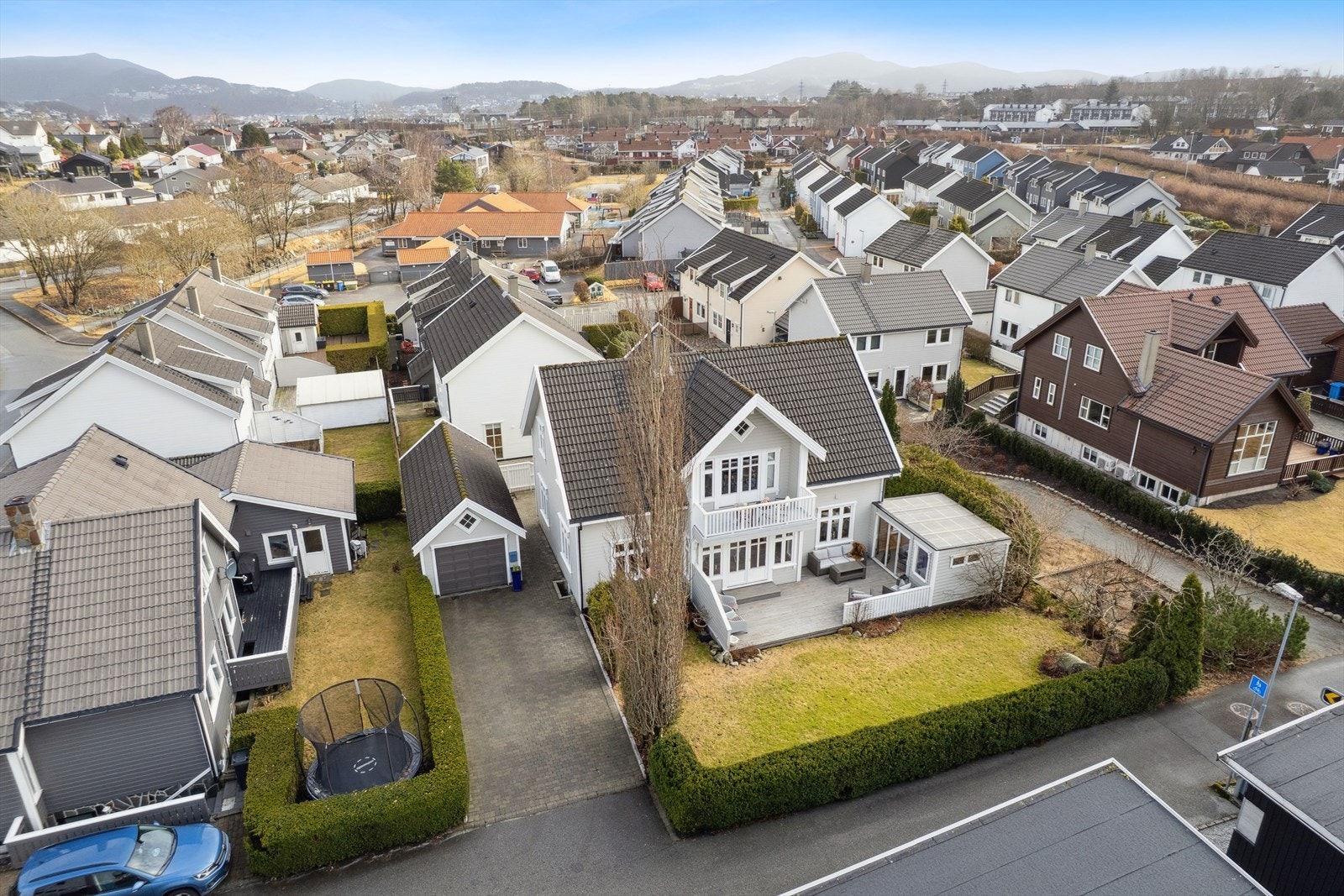 Parkering i garasje og ellers god plass til parkering av flere biler i gårdsrommet. Galleribilde