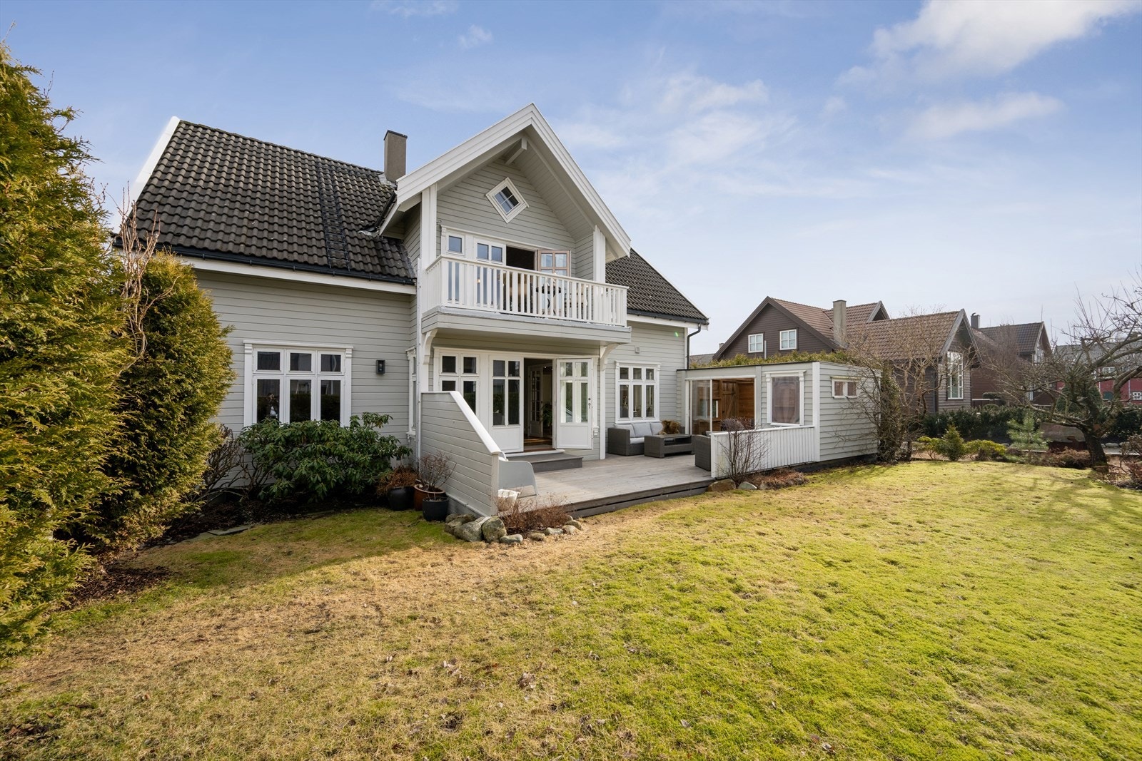 Eiendommen er på ca. 450,5 kvm og er flott opparbeidet med et stort og skjermet uteområde som ligger solrikt til. Galleribilde