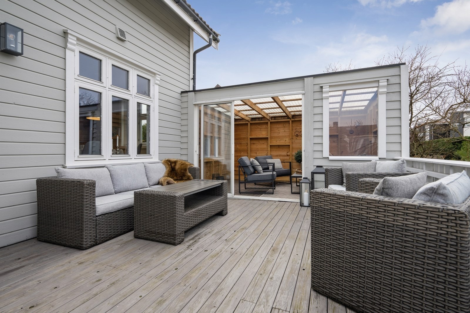 Her har man god plass til å møblere i flere soner. Et kjekt samlingspunkt for familie og venner på fine sommerdager! Galleribilde