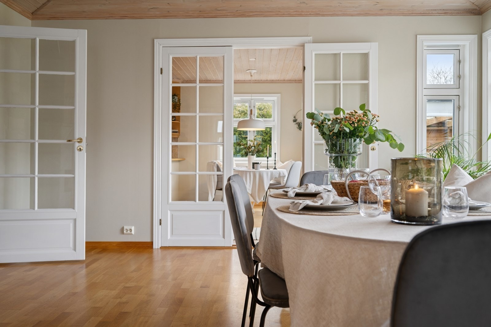 Gjennom doble dører kommer man inn til kjøkkenet. Galleribilde