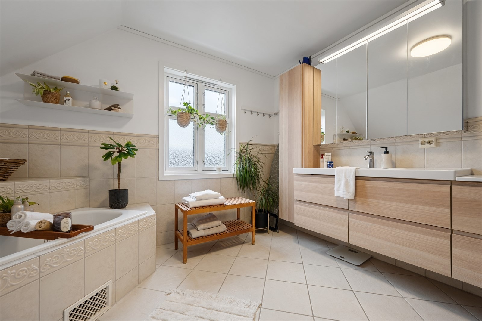 Badet er ellers utstyrt med dusjkabinett, badekar, toalett og baderomsinnredning med god lagringsplass og nedfelt servant. Galleribilde