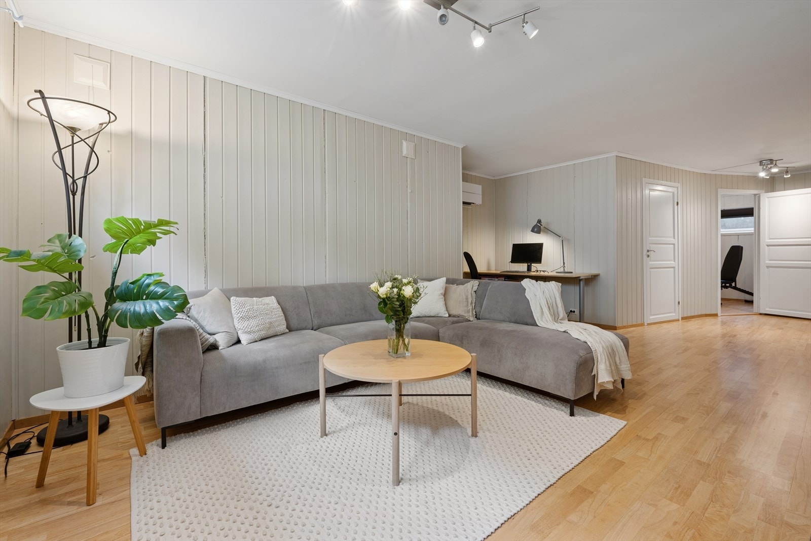 I kjelleren finner man en stor stue med gode møbleringsmuligheter. Stuen er utstyrt med varmepumpe fra 2021 som sørger for god- og energieffektiv oppvarming. Galleribilde