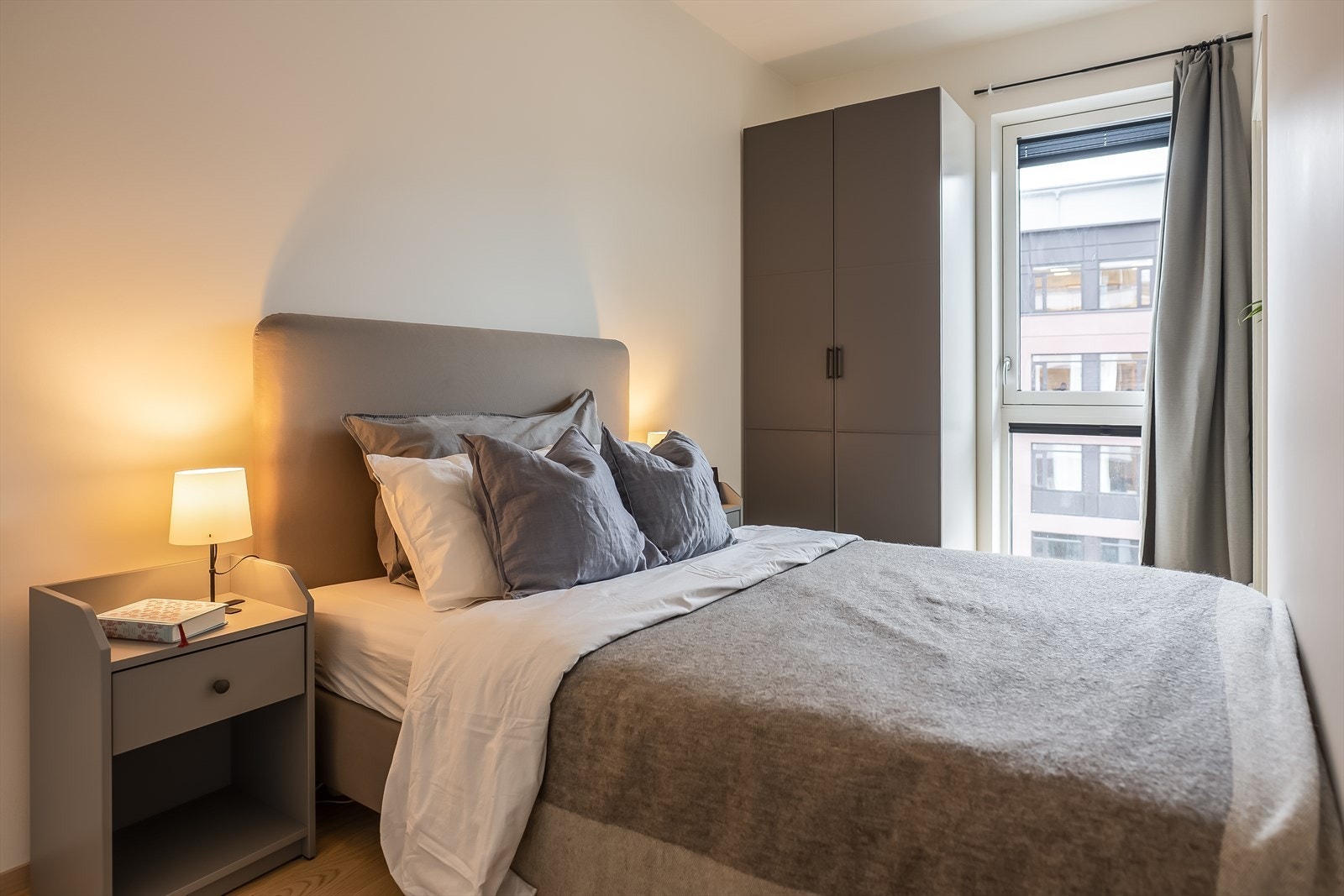 Hovedsoverommet er målt til 8m². Her har du god plass til både dobbeltseng, nattbord og garderobeløsning. Galleribilde