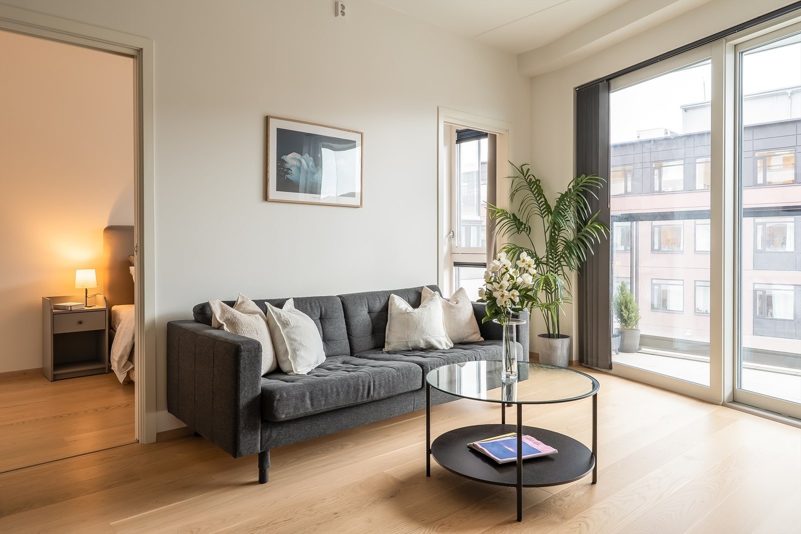 Velkommen til Ladebekken 8A! En innbydende og stilren 3-roms leilighet med ettertraktet beliggenhet på Øvre Nyhavna. Foto: Oscar Stoltenberg Galleribilde