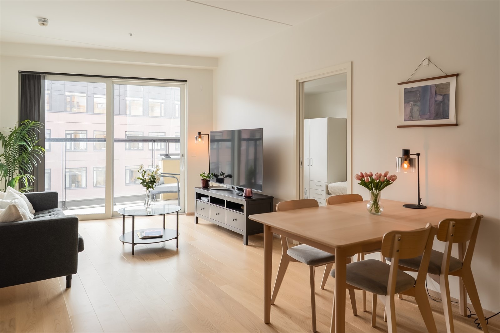 Leiligheten har en gjennomgående stilren utførelse, med tilvalg slik som 1-stavs parkett og spesialtilpasset solskjerming på alle glass. Takhøyden er på hele 2,8 meter. Galleribilde