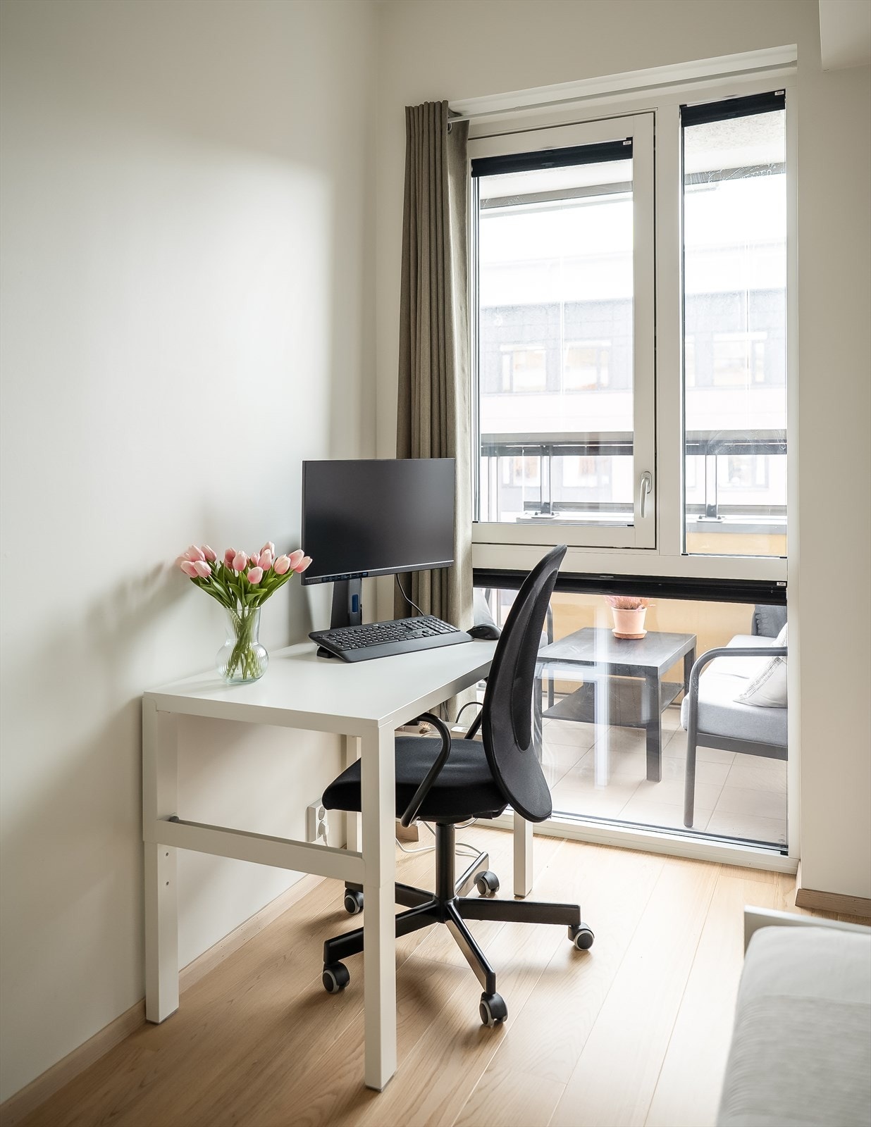 Her har du god plass til både seng, nattbord, garderobeløsning og skrivebord. Galleribilde