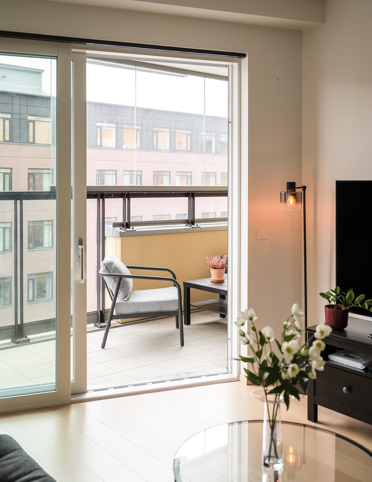 Det er direkte adkomst til balkongen fra stuen via en praktisk skyvedør, noe som gjør at balkongen enkelt fungerer som en forlengelse av stuen på varme og solrike dager. Galleribilde