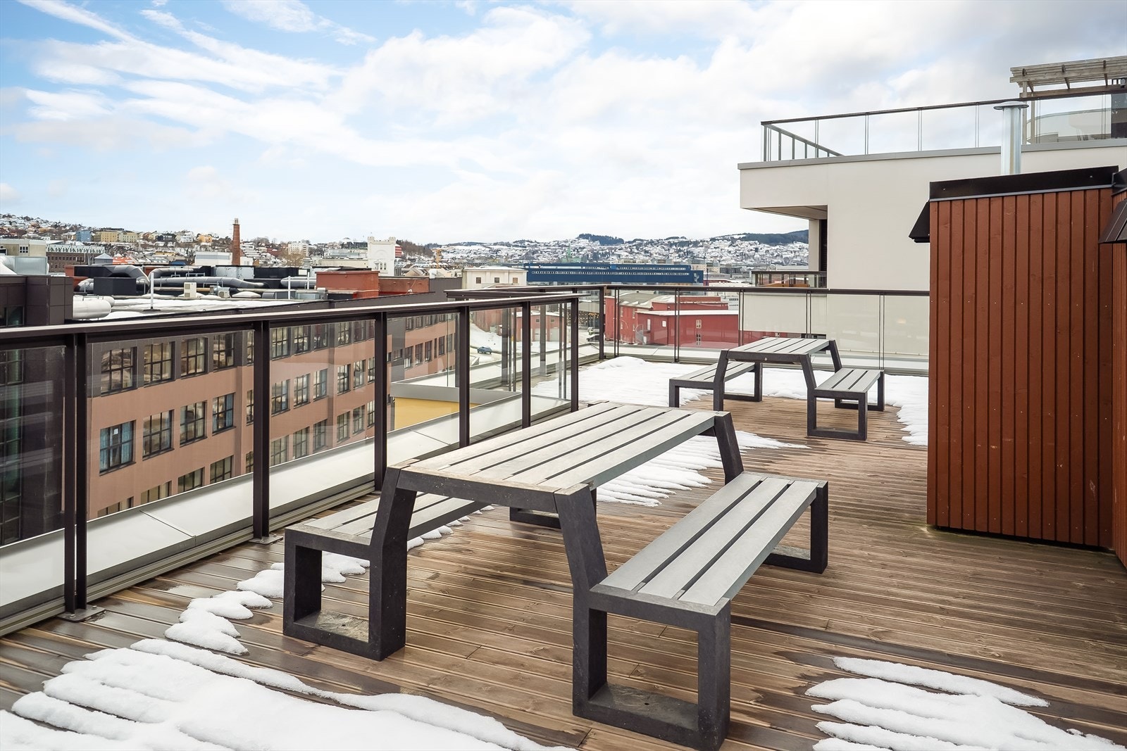 I sommersesongen settes det ut benker på terrassen til felles bruk. Galleribilde