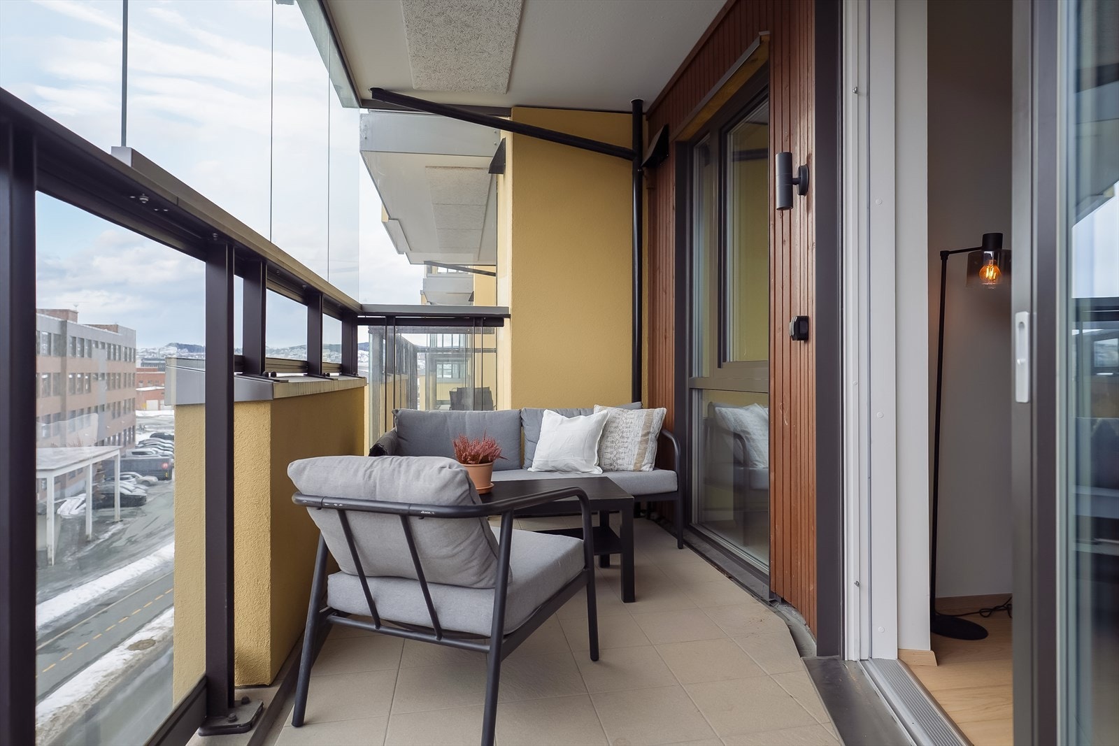 Balkongen er delvis innglasset og strekker seg over 8m². Her er får du sola store deler av dagen. Galleribilde