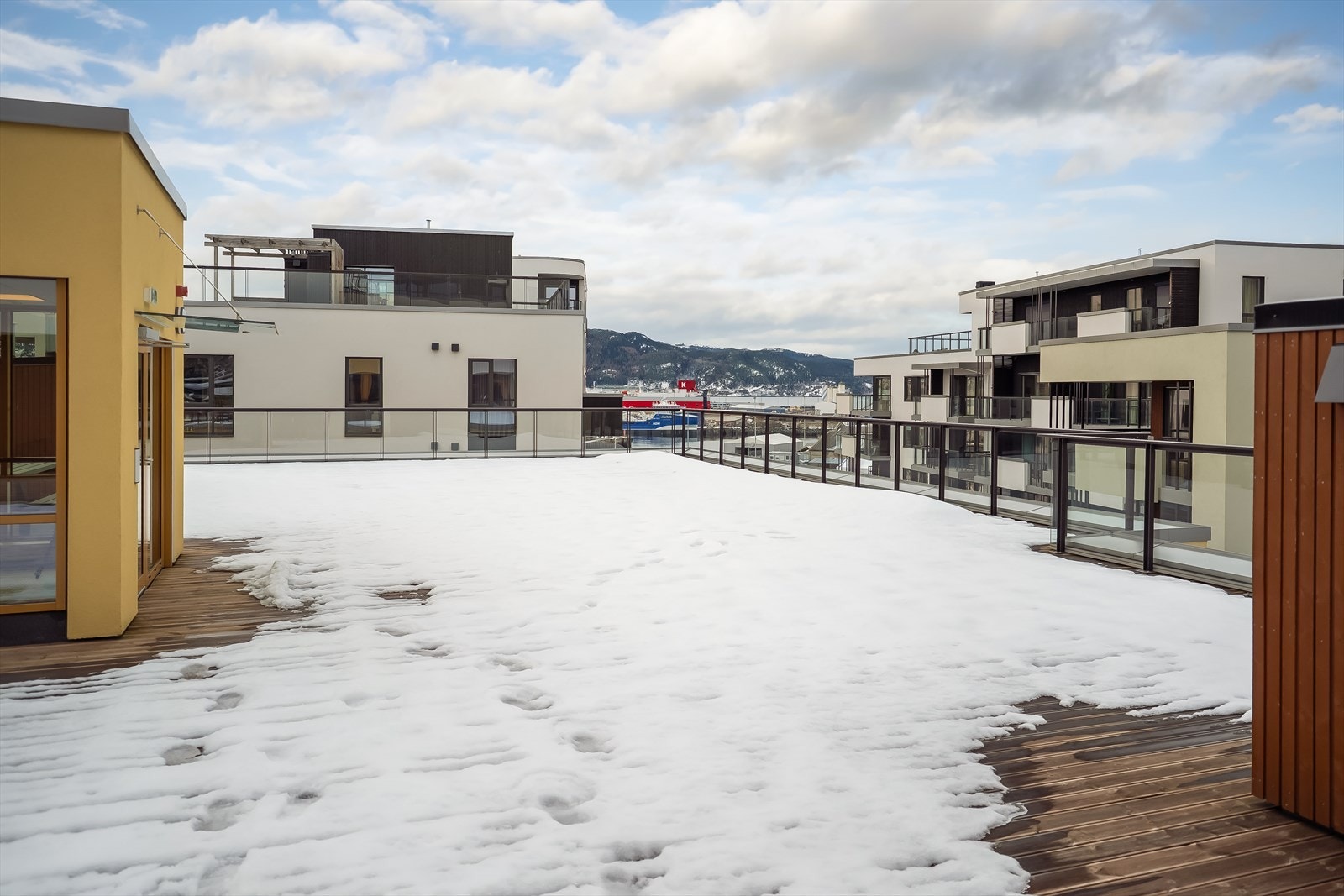 Det er også verdt å nevne at sameiet byr på en takterrasse til disposisjon for beboerne - kun en heistur unna. Galleribilde