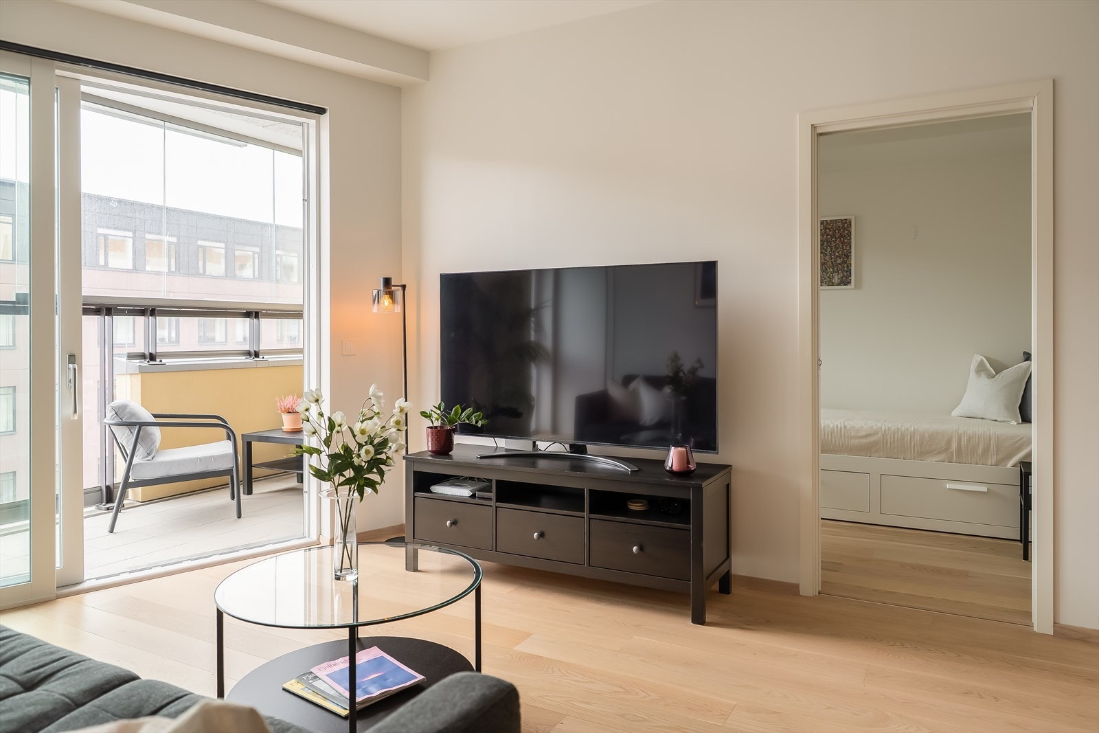 Leiligheten byr på stue og kjøkken i åpen løsning, balkong, to soverom, bad, gang og innvendig bod. Det følger også med bod i kjeller for ekstra med lagringsplass. Galleribilde