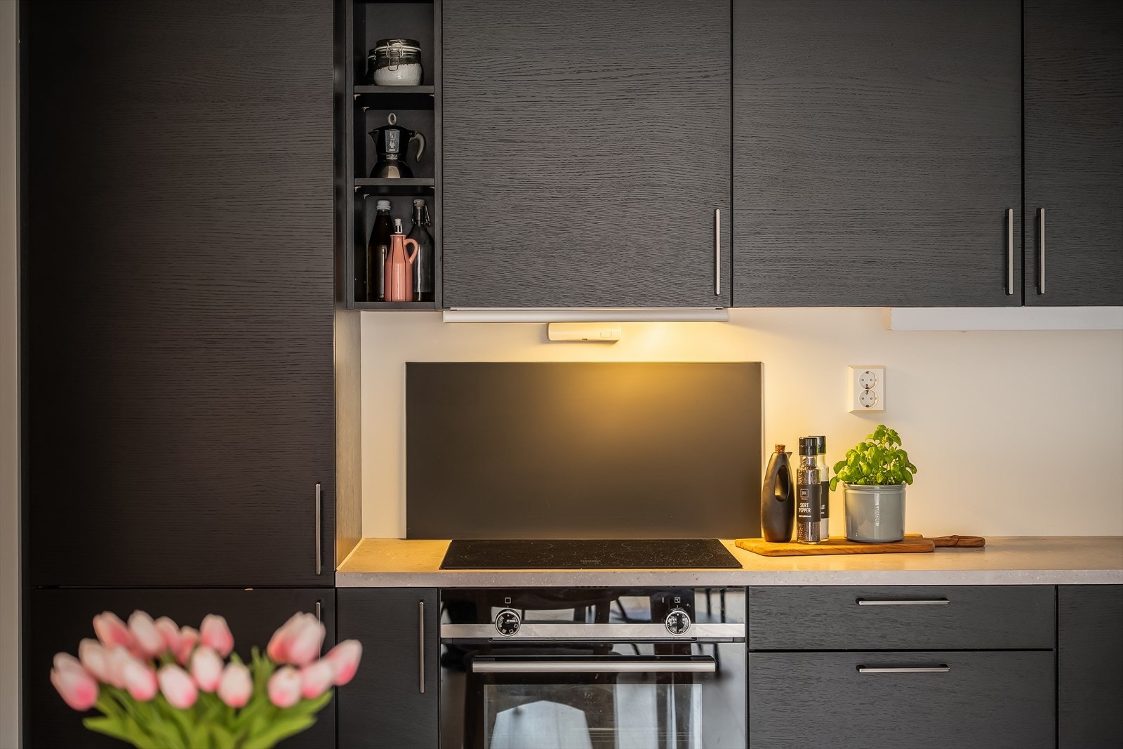 Kjøkkenet har integrerte hvitevarer som stekeovn, platetopp, oppvaskmaskin og kjøl/fryseskap. Integrerte hvitevarer medfølger handelen. Galleribilde