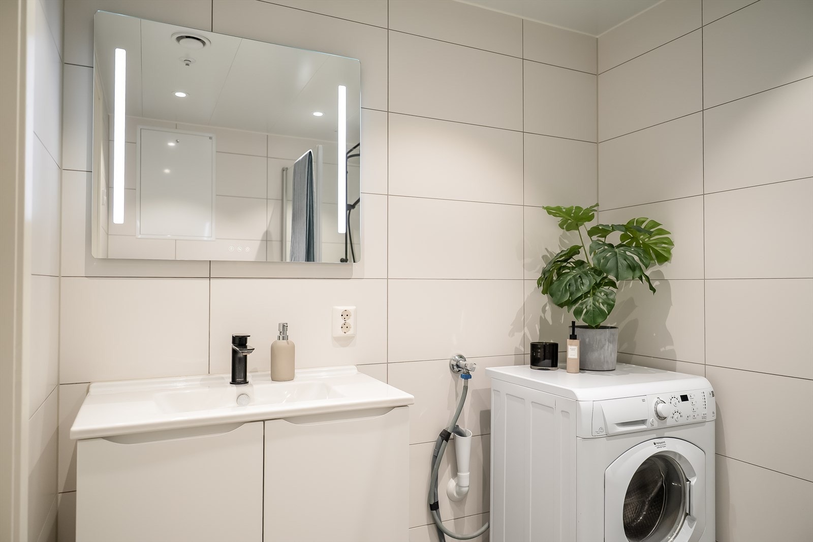 Pent og flislagt bad på 4,5m² med behagelig gulvvarme. Galleribilde