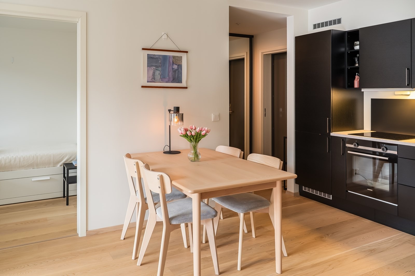 Spisegruppen får sin naturlige plassering mellom stuen og kjøkkenet. Galleribilde