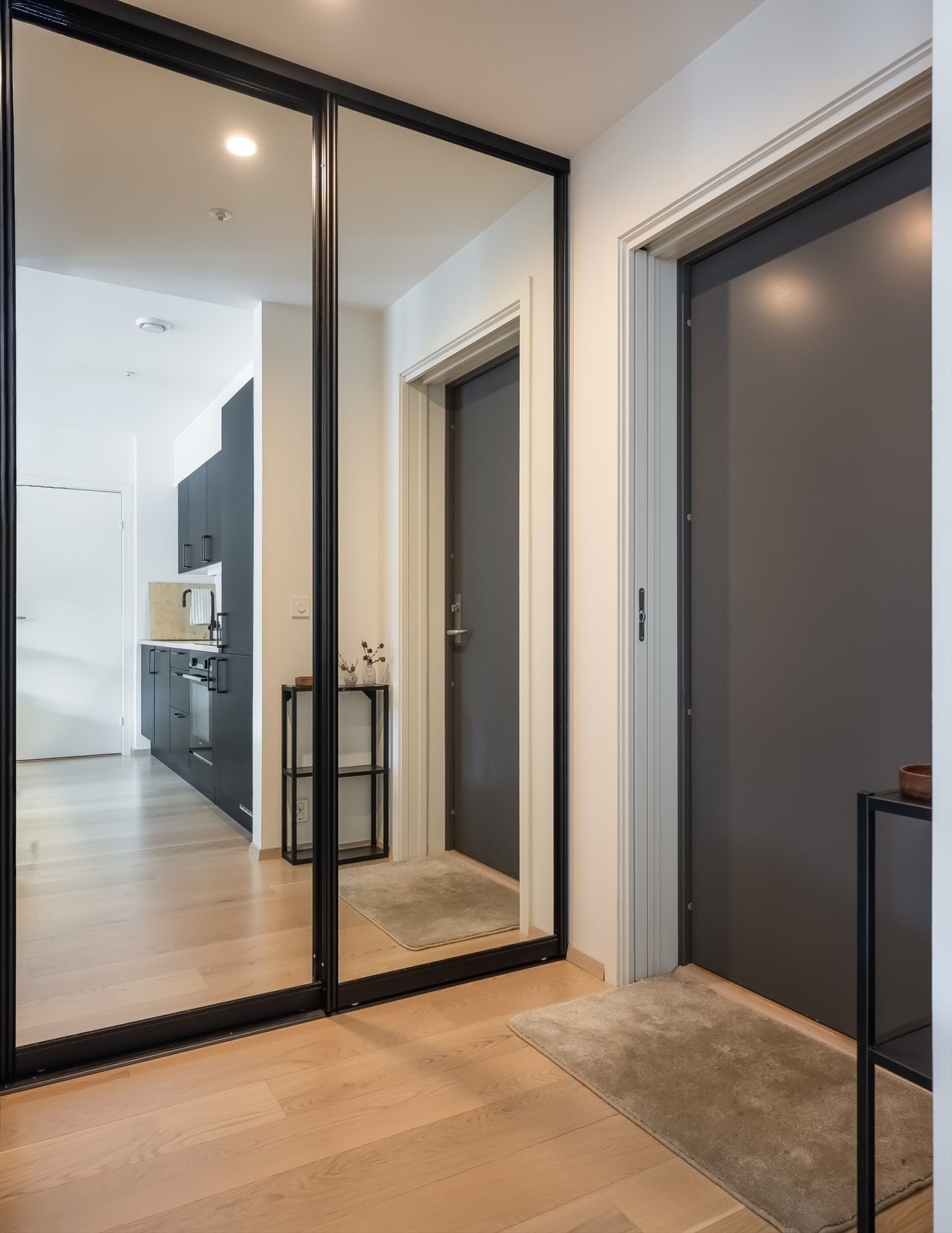 Innbydende entré på 3,5m² med innebygd skyvedørsgarderobe. Galleribilde