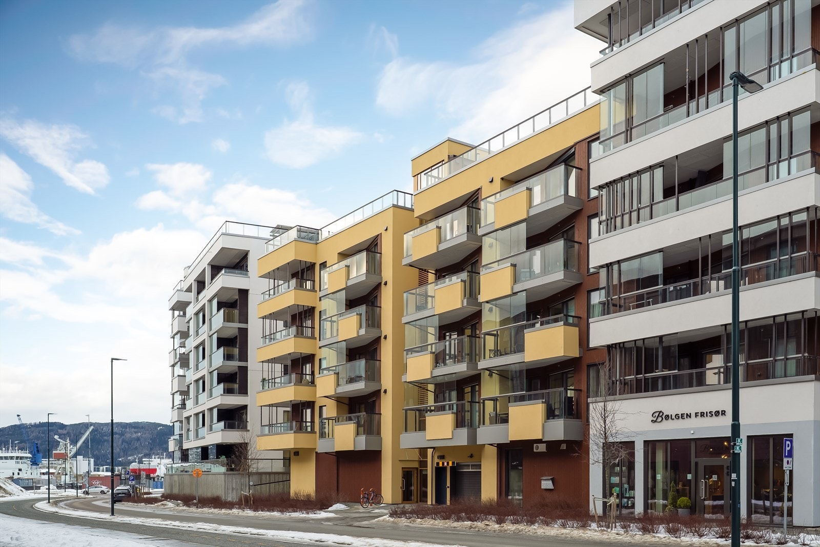 Beliggenheten på Øvre Nyhavna gir nærhet til det du skulle trenge av servicefasiliteter, deriblant frisør, bakeri og kollektivtransport. Galleribilde