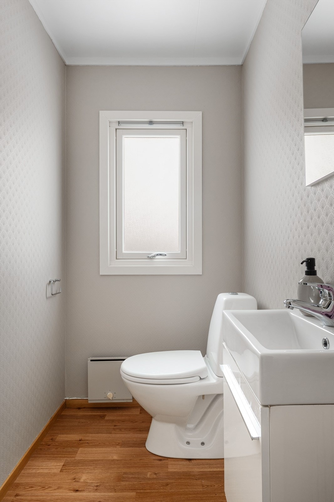 Toalettrom ligger vegg-i-vegg og kan fint danne et stort bad under renovering. Galleribilde