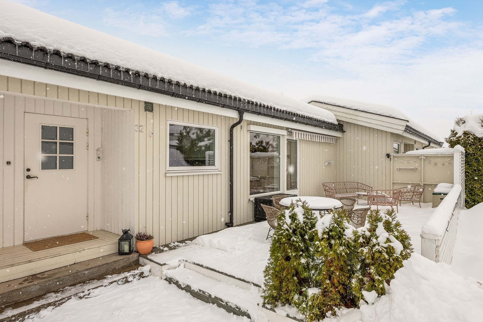Koselig inngangsparti og uteområde. Galleribilde